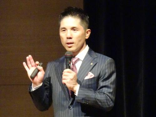 あいさつする宇田川雅生社長